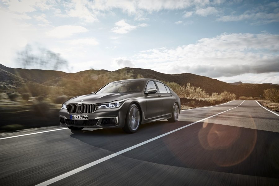 Фотография к новости BMW представил мощный седан M760Li xDrive
