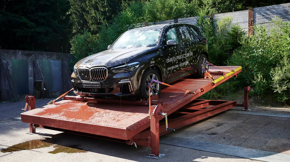 Фотография к новости BMW в своей рекламе пуленепробиваемой Х5 высмеяла презентационный ролик Cybertruck