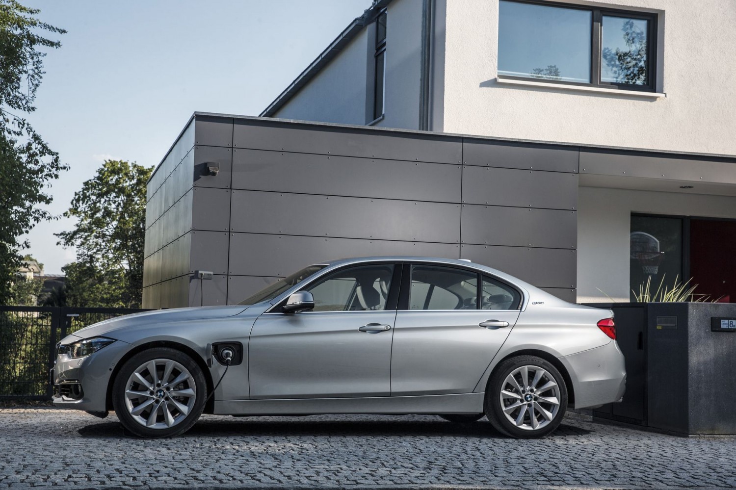 Фотография к новости Рекламные войны: BMW предлагает не ждать седан Tesla