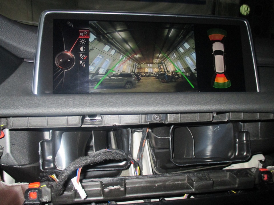 Фотография к новости Зачем нужна камера заднего вида для BMW X5 и как ее установить